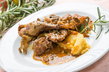 Stufato di selvaggina con polenta, fuoco selettivo