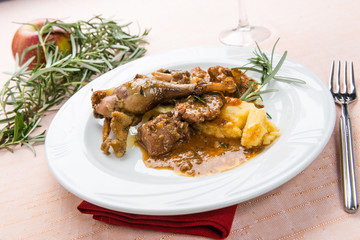 Stufato di selvaggina con polenta, fuoco selettivo
