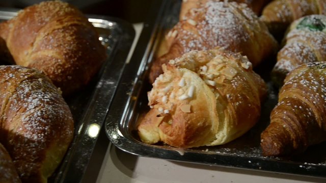 vassoi al bar con cornetti e paste