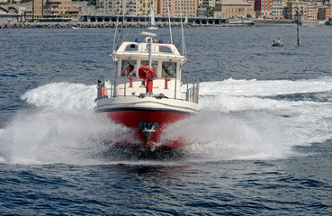 Motovedetta di soccorso e antincendio dei pompieri in navigazione sostenuta