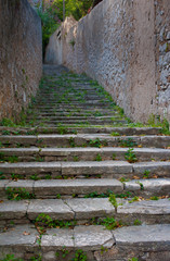 Obraz premium Starożytne śródziemnomorskie schody