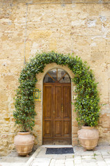 Fototapeta na wymiar Drzwi od średniowiecznego Pienza miasta w Włochy