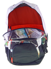 offener bunter Rucksack freigestellt auf weißem Hintergrund