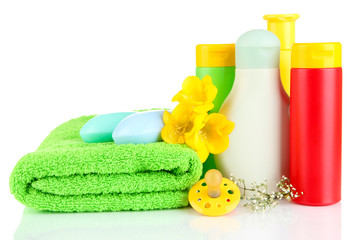 Obraz na płótnie Canvas Kosmetyki dla dzieci, ręczniki i mydło, na białym tle