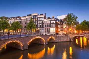 Fototapeta na wymiar Spokojny scena kanał Amsterdam, Holandia