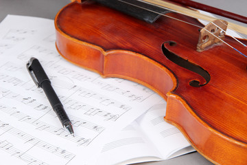 Fototapeta premium Classical violin on notes