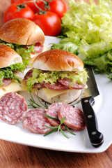 sandwich con salame, formaggio e verdura