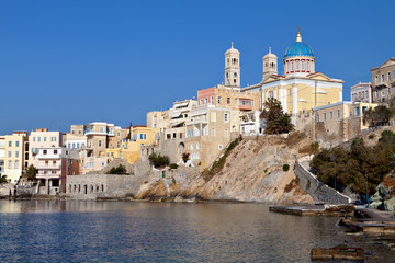 Fototapeta na wymiar Ermupolis na wyspie Syros miasto w Grecji