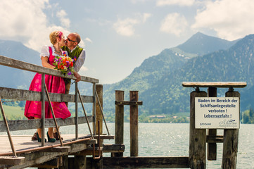 Hochzeitspaar auf Bootssteg am Schliersee