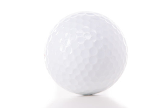 golfball auf weißem hintergrund