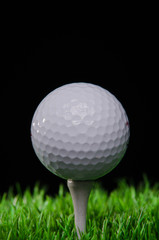 golfball auf tee in wiese