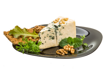 Mould cheese with salad, nuts and crisp