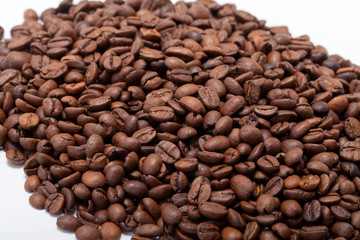 Fototapeta premium coffee beans close up isolated on white