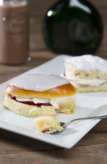 Britisches Cream Bun und Scone