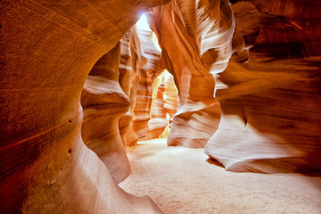 Vue sur Antelope Canyon avec rayons lumineux