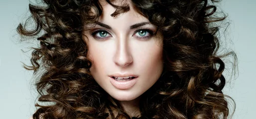 belle brune aux magnifiques cheveux bouclés