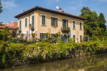 Fototapeta na wymiar Stary dom na kanale Martesana (Mediolan, Włochy)
