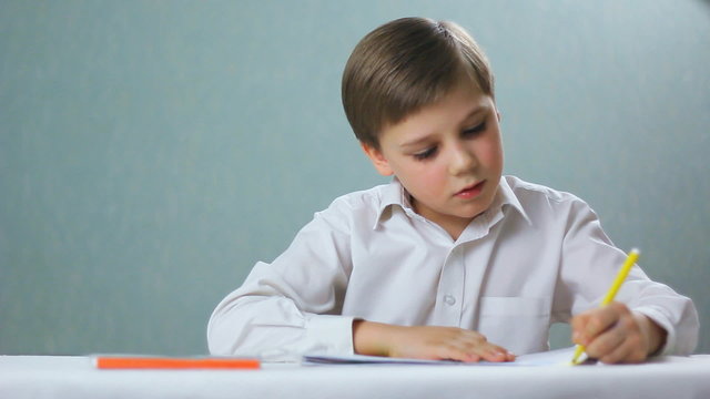 left-handed child , boy draws