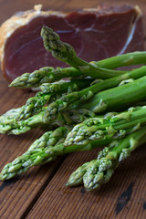 grüner Spargel mit Schinken