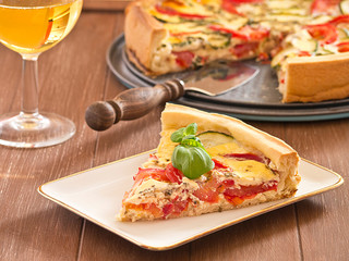 Quiche aus Tomaten und Zucchini