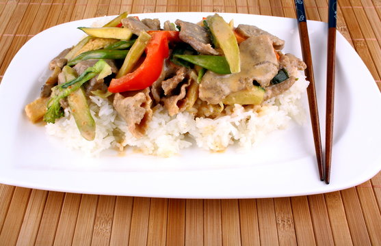 Beef with Asian vegetables, rice and peanut sauce
