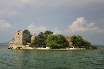Fototapeta na wymiar Zniszczony więzienie na Jezioro Szkoderskie, Czarnogóra