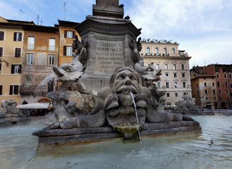 Fuente en Roma (Plaza de la Rotonda,Roma) © Ana Tramont