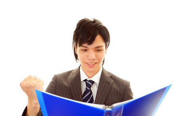 ガッツポーズのビジネスマン