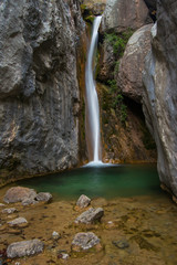 Salto de agua en poza verde. Els Empedrats, Cadí.