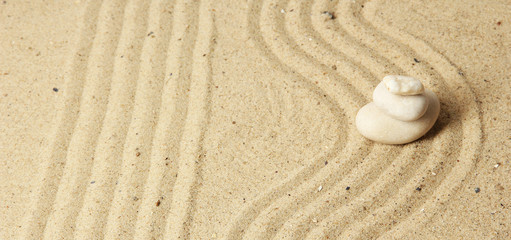 Fototapeta na wymiar Zen ogród raked piasku i okrągłe kamienie bliska