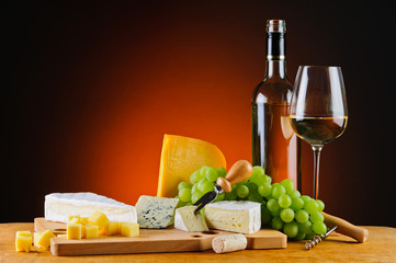 Naklejka premium white wine, cheese and grapes