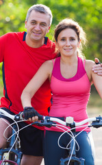 Obraz premium mature couple on bicycle