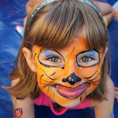 Kind mit geschminktem Gesicht