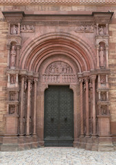 Fototapeta na wymiar Drzwi i fasady katedry
