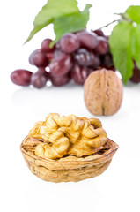 Weintrauben mit Walnüssen auf weisser Glasplatte 4