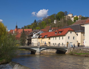 Fototapeta na wymiar Wolfsberg mit Radlstegbrücke