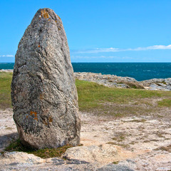 menhir sur la côte en bretagne