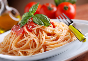 spaghetti al pomodoro con foglia di basilico