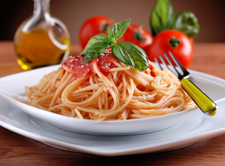 spaghetti al pomodoro con foglia di basilico