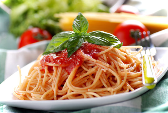 spaghetti al pomodoro con foglia di basilico