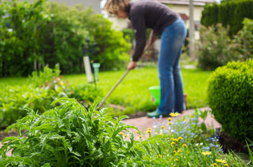 Gartenarbeit am Eigenheim