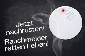 Kreidetafel mit Rauchmelder und Rauch