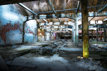 fabbrica in stato di abbandono