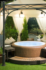 Überdachter Whirlpool in einem Garten