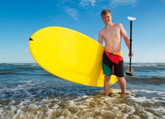 Teenager mit Stand Up Paddling Board