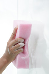 Window cleaner using a pink sponge