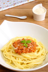 Pasta a la boloñesa con parmesano