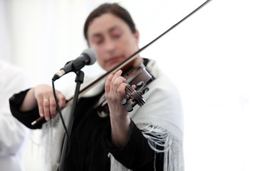 Kobieta grająca na skrzypcach. - obrazy, fototapety, plakaty