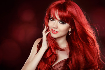 Fototapeta premium Portret pięknej dziewczyny z zdrowy długie rude włosy i makijaż