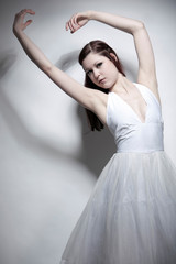 Junge Frau in weißem Ballettkleid